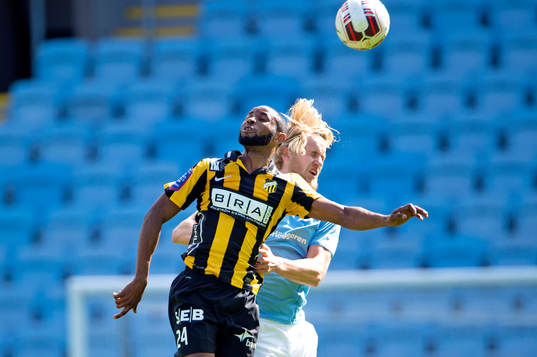 Häckens Rene Makondele i nickduell med Malmö FFs Filip
