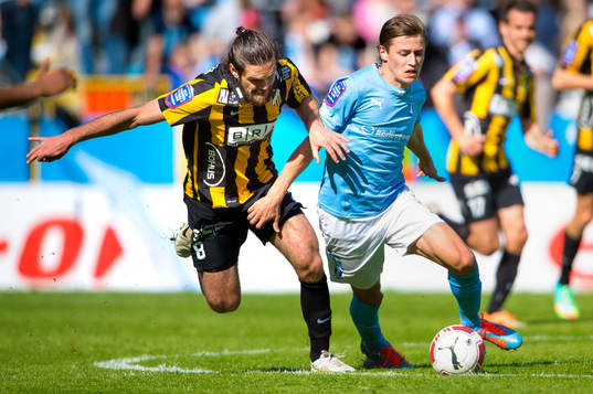 Häckens Fredrik Björck jagar Malmö FFs Simon Thern