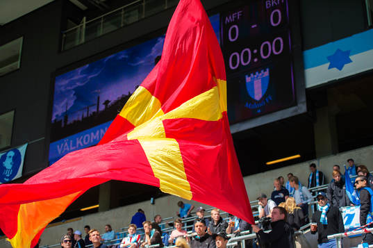 En supporter vajar en skånsk flagg