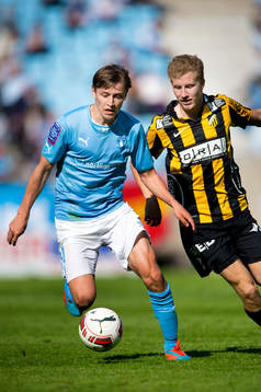 Häckens Simon Gustafson (th) jagar Malmö FFs Simon Thern