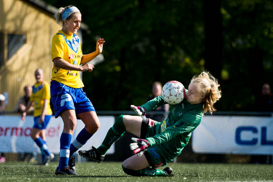 Umeå Södras Emma Kullberg med målchans mot LB07s
