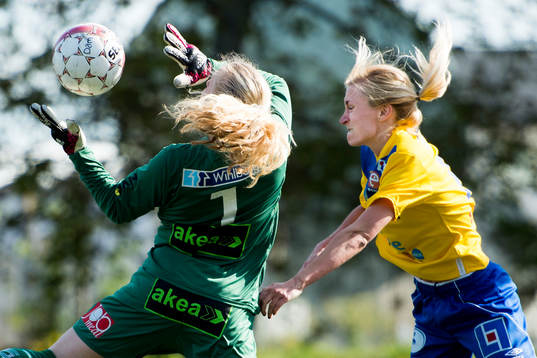 Umeå Södras Emelie Strand i lugtduell med LB07s målvakt