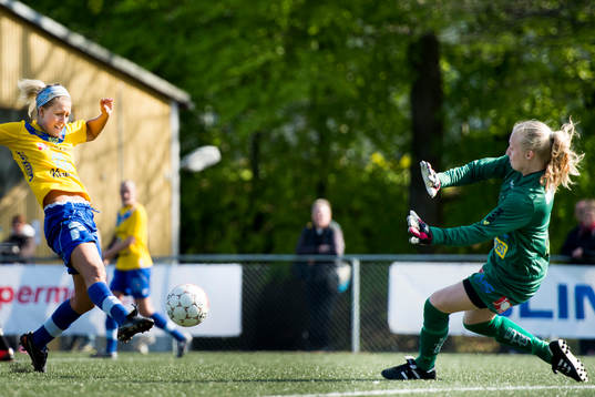 Umeå Södras Emma Kullberg med målchans mot LB07s