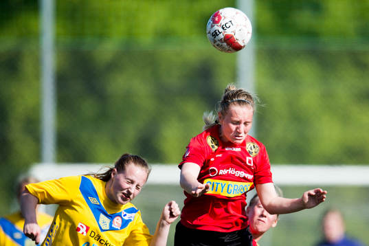 LB07s Lina Rehov i nickduell med Umeå Södras Ellinor