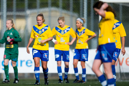 Umeå Södras Jonna Persson (andra från vänster) deppar