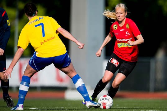 LB07s Alexandra Benediktsson tar sig förbi Umeå Södras