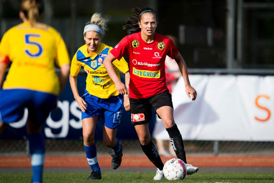 LB07s Josefine Rydle driver fram bollen jagad av Umeå