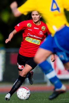 LB07s Josefine Rydle driver fram bollen