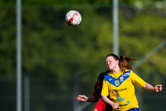 Umeå Södras Mikaela Sjödin nickar undan bollen