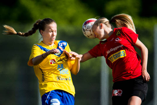 Umeå Södras Johanna Ekenberg i nickduell med LB07s
