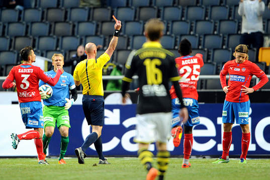 Domare Stefan Johannesson ger Helsingborgs Carl Johansson