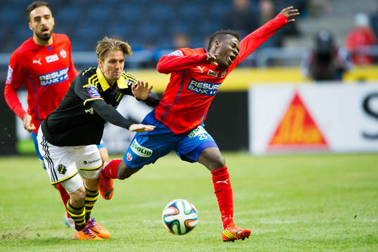 s Martin Lorentzson knuffar Helsingborgs David Accam