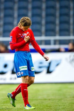 Helsingborgs Carl Johansson  deppar när han går av planen