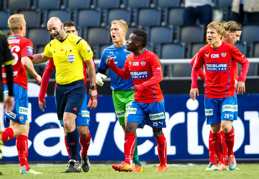 Helsingborgs målvatk Pär Hansson skriker på domare