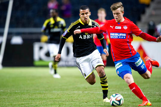 s Nabil Bahoui jagar Helsingborgs Alexander Achinioti