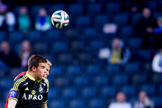 s Eero Markkanen nickar undan bollen