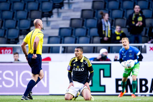 s Nabil Bahoui ser hur domare Stefan Johanesson sträcker