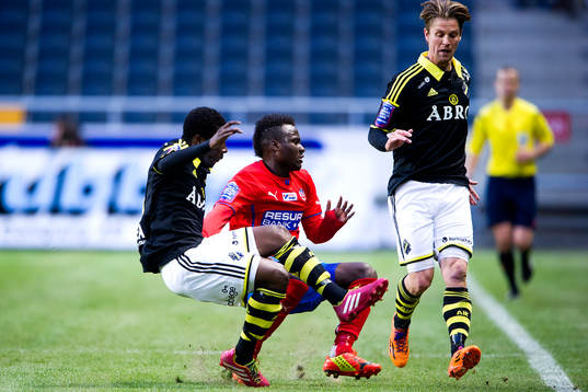 s Ebenezer Ofori (tv) och Martin Lorentzson (th) försöker