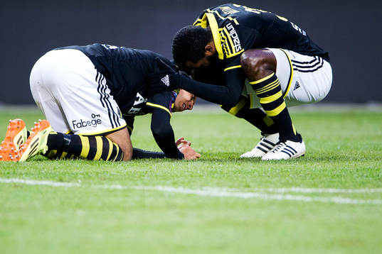 s Nabil Bahoui får hjälp av Henok Goitom