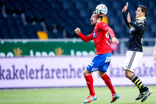 s Celso Borges försöker få kontroll över bollen