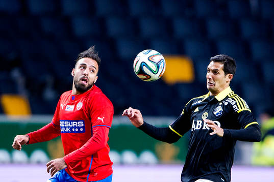 s Celso Borges försöker få kontroll över bollen
