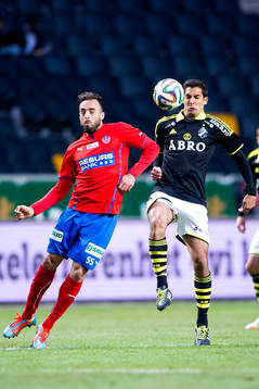 s Celso Borges försöker få kontroll över bollen