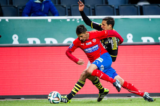 s Celso Borges  i kamp om bollen