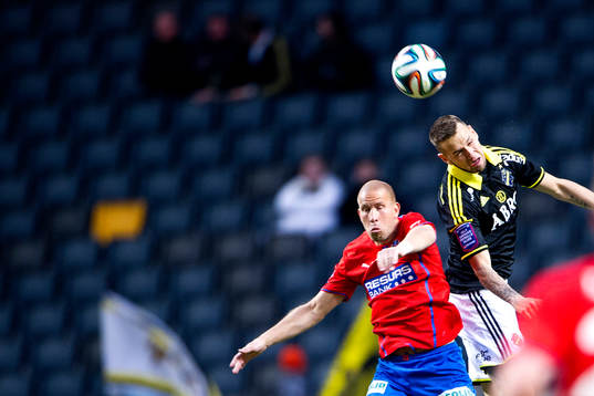 s Alexander Milosevic i en luftduell