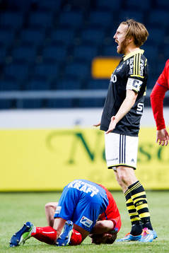 s Nils-Eric Johansson är irriterad på domaren