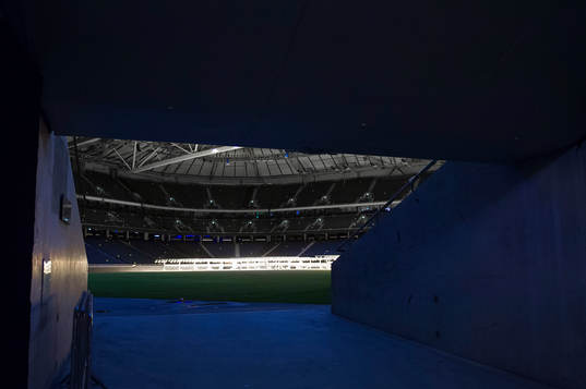 Värmelampor placeras ut på gräset på Friends arena