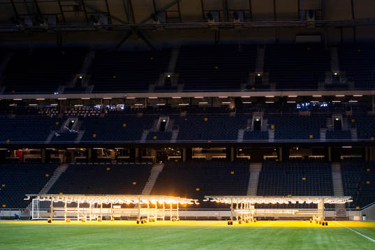 Värmelampor placeras ut på gräset på Friends arena