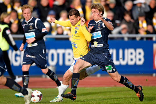 Falkenbergs Stefan Rodevåg jagas av Gefles Johan Oremo