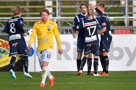 Gefles spelare firar att Johan Oremo gjort 0-1 på straff