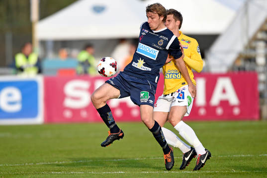 Gefles Johan Oremo jagas av Falkenbergs Daniel Johansson