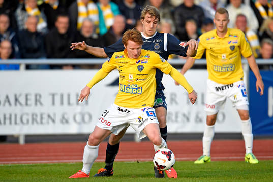 Falkenbergs Dan Keat jagas av Gefles Johan Oremo
