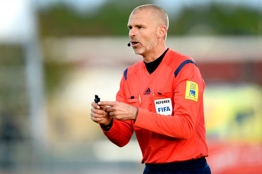 Domare Michael Lerjeus  pekar på sin visselpipa
