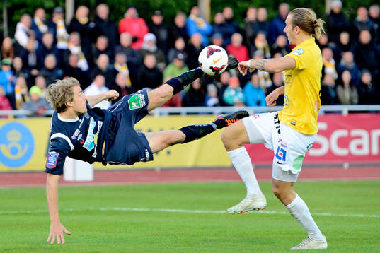 Gefles Johan Oremo sparkar bollen framför Falkenbergs