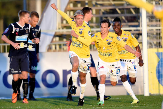 Falkenbergs Carl-Oscar Andersson jublar med lagkamraterna
