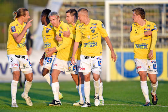 Falkenbergs spelare firar