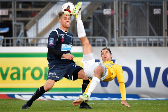 Falkenbergs Stefan Rodevåg försöker sig på en
