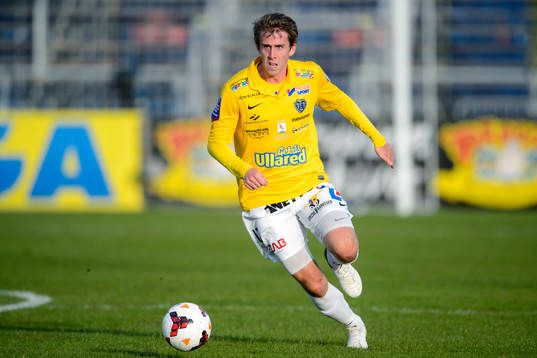 Falkenbergs Adam Eriksson med bollen