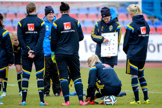 Sveriges förbundskapten Pia Sundhage har genomgång