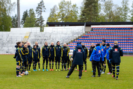Sveriges förbundskapten Pia Sundhage och assisterande