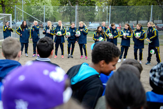Damlandlaget besöker en skola