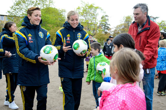 Sveriges Therese Sjögran och Linda Sembrant överlämnar