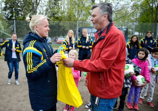 Sveriges Caroline Seger överlämnar en matchtröja till