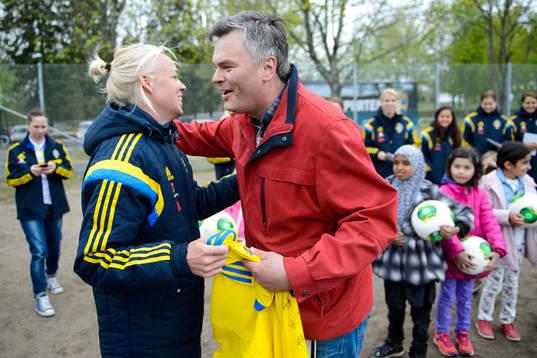 Sveriges Caroline Seger överlämnar en matchtröja till