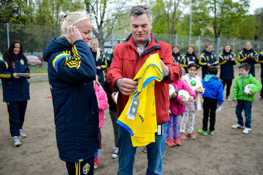 Sveriges Caroline Seger överlämnar en matchtröja till