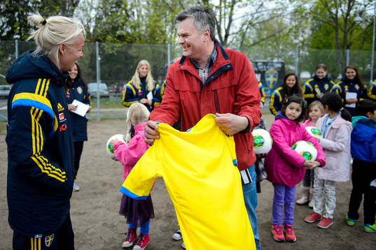 Sveriges Caroline Seger överlämnar en matchtröja till