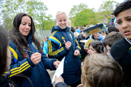 Sveriges målvakt Carola Söberg och Caroline Seger skriver